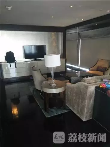 何女士稱(chēng)當(dāng)時(shí)自己正在換衣服，順眼看了一下窗外，就看到了幾個(gè)人影，其中一個(gè)人拿著手機(jī)，三個(gè)男的朝這邊望。何女士表示，剛開(kāi)始還以為是出現(xiàn)了幻覺(jué)，后來(lái)發(fā)現(xiàn)，玻璃中的映射人影就是隔壁房間的住客。