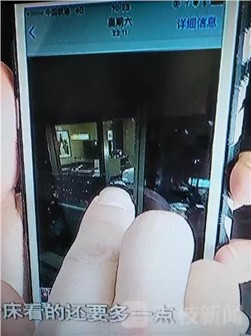 酒店前廳負(fù)責(zé)人李經(jīng)理：我們?nèi)ピ?xún)問(wèn)過(guò)，警察也詢(xún)問(wèn)過(guò)，警察有錄音，他說(shuō)他沒(méi)有錄像，第一個(gè)人說(shuō)肯定沒(méi)有錄像，第二個(gè)人沒(méi)有口頭保證。對(duì)于何女士反映的晚間玻璃外墻變成“鏡子”反光的情況子。負(fù)責(zé)人表示，在客人入住酒店的時(shí)候，酒店工作人員一般會(huì)對(duì)客人進(jìn)行提醒，要求客人將房間的窗紗全部關(guān)閉，不過(guò)這一說(shuō)法卻遭到了何女士的否認(rèn)。酒店前廳負(fù)責(zé)人李經(jīng)理稱(chēng)，這個(gè)雙層玻璃的設(shè)計(jì)是環(huán)保設(shè)計(jì)，冬暖夏涼，如果是單層冬天會(huì)非常冷。