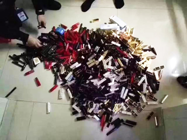 民警搜查出來的口紅。