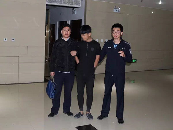 嫌打工錢(qián)少 持水果刀搶劫出租車(chē) 嫌打工錢(qián)少 持水果刀搶劫出租車(chē)