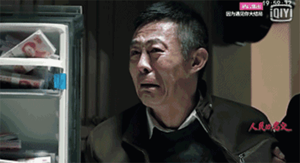 查案人員搜出的2.3億現(xiàn)金，從銀行運(yùn)來十二臺(tái)點(diǎn)鈔機(jī)，竟然燒壞了六臺(tái)。