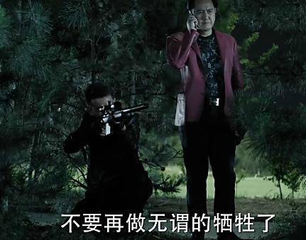 《人民的名義》原著小說(shuō)有這么一段：趙瑞龍要找殺手殺了侯亮平，結(jié)果趙瑞龍的三姐發(fā)話：侯亮平要是死了趙瑞龍也要死!這就說(shuō)明了大boss趙立春沒(méi)把握在侯死后的各方反應(yīng)中護(hù)住兒子趙瑞龍，因此，這就告訴了讀者，侯亮平的背景絕對(duì)不比趙立春差!