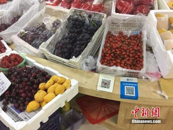 某水果攤，收款二維碼貼在顯眼位置。中新網(wǎng) 吳濤 攝