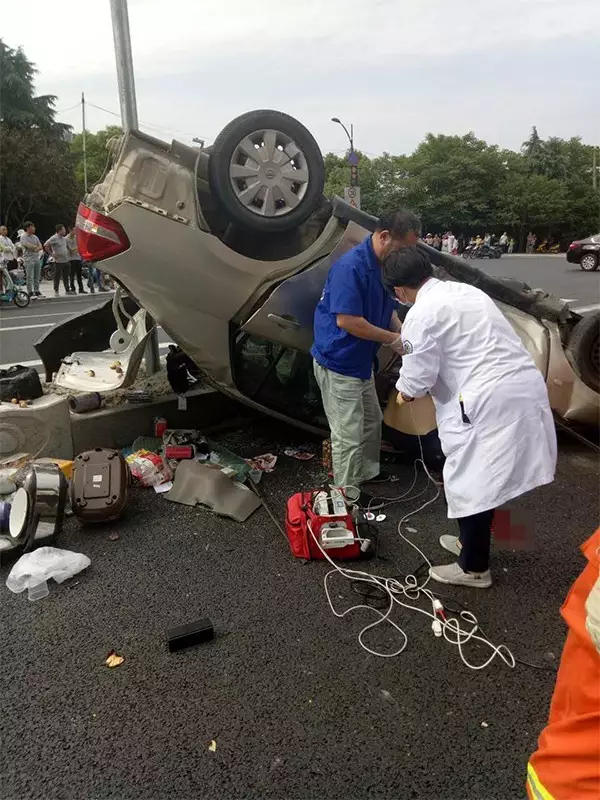 不值！小車四腳朝天司機(jī)身亡 死者只為偷幾罐奶粉