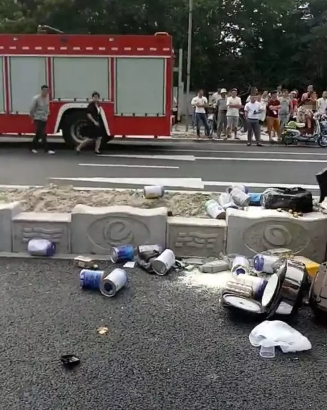 不值！小車四腳朝天司機(jī)身亡 死者只為偷幾罐奶粉