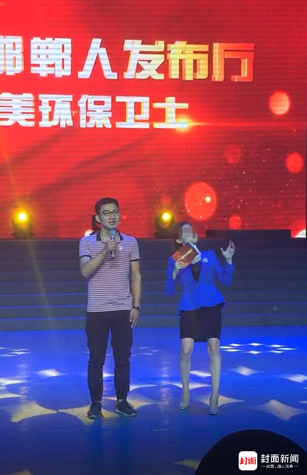 女主持人臺上突然倒地表情詭異 休息后已上班 女主持人臺上突然倒地表情詭異 休息后已上班