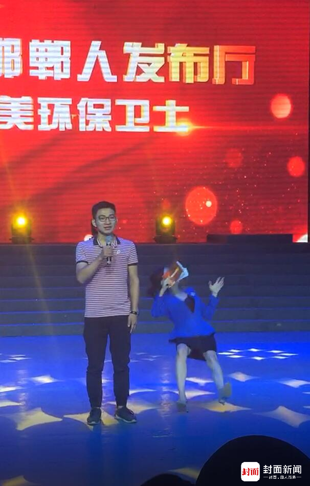 女主持人臺上突然倒地表情詭異 休息后已上班 女主持人臺上突然倒地表情詭異 休息后已上班