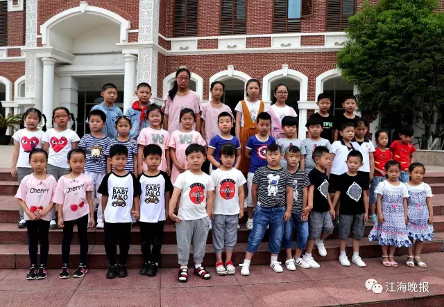  （一年級新生13對雙胞胎和初一新生4對雙胞胎一起合影。）