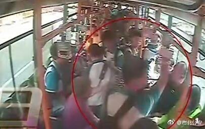 視頻截圖：青島男子嫌讓座慢腳踹掌摑學(xué)生。圖片來(lái)源：青島市公安局市北分局官方微博