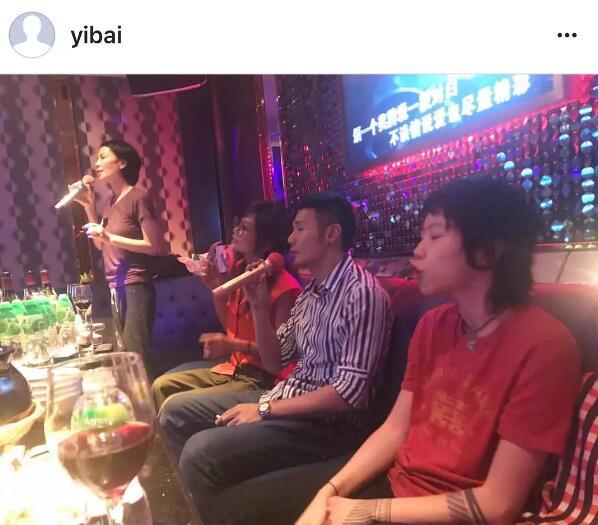 王菲母女跟李榮浩一起唱K，竇靖童的表情亮了