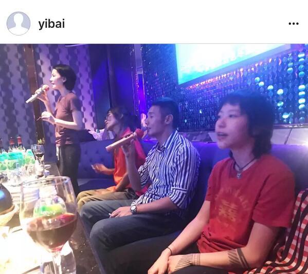 王菲母女跟李榮浩一起唱K，竇靖童的表情亮了