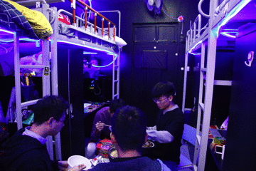 用人臉識別的技術(shù)，防火防盜防宿管。宿管一來，就可以自動發(fā)起警報