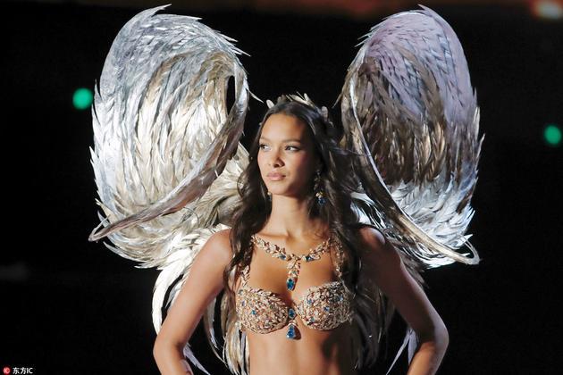 Champagne Nights的夢(mèng)幻文胸將由巴西天使Lais Ribeiro來(lái)演繹