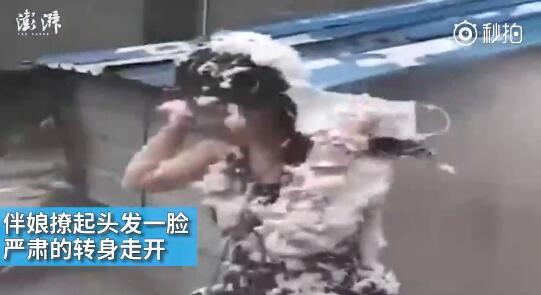 視頻中可以看到，雖然伴娘事先有穿雨衣防備，但在被伴郎團(tuán)圍攻時，雨衣被拔下，更過分的是，有人還用滅火器直接對著她的臉噴。后來伴娘好像是生氣了，撩起頭發(fā)一臉嚴(yán)肅的轉(zhuǎn)身走開。