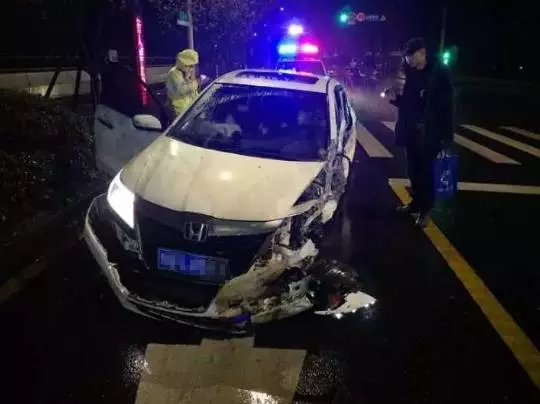 今天凌晨，杭州一對(duì)環(huán)衛(wèi)工夫婦被車撞進(jìn)錢塘江