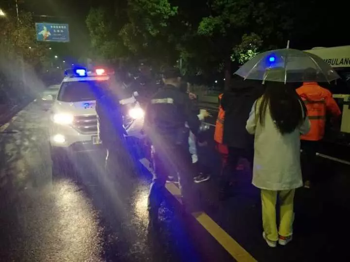 今天凌晨，杭州一對(duì)環(huán)衛(wèi)工夫婦被車撞進(jìn)錢塘江