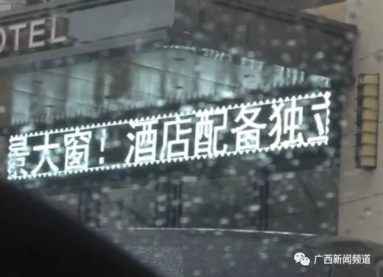 于是，民警將這一情況匯報(bào)給指揮中心，請求120醫(yī)護(hù)人員到達(dá)現(xiàn)場急救。