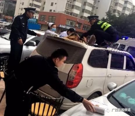 ▲女子跌落至一面包車車頂，民警和醫(yī)護(hù)人員將其救下。