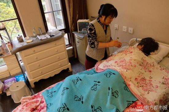 張津華進(jìn)食只能靠營(yíng)養(yǎng)粉鼻飼。（羅逸爵 攝）