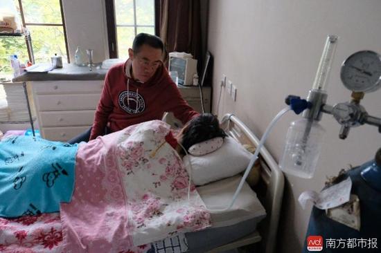 氧氣的轟隆聲，一刻不停地在這個(gè)家里“吵”了九年多。（羅逸爵 攝）