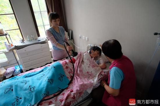 每次排痰，張津華就會(huì)癲癇發(fā)作，這是她腦部?jī)H有的電信號(hào)。（羅逸爵 攝）