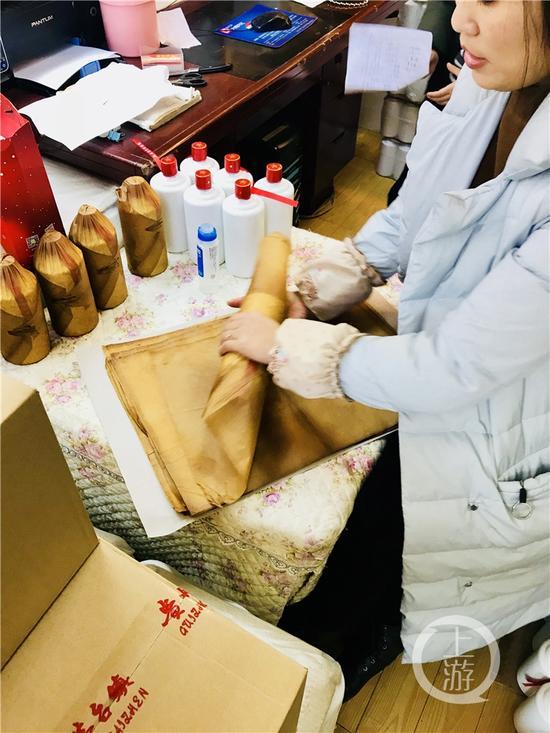 正在對白酒進行包裝處理的經(jīng)營戶。