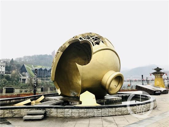 △茅臺鎮(zhèn)1915廣場著名的“壇碎”雕塑。