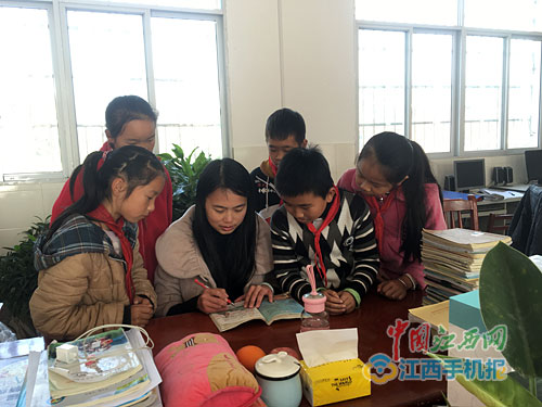 女教師備課本走紅 網(wǎng)友：這才是為人師表！