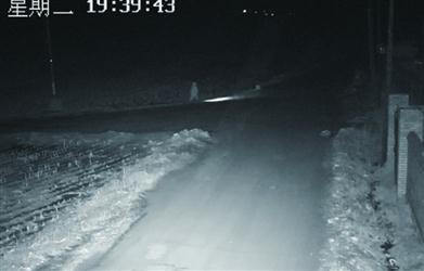 10歲男孩一個人打著手電走在鄉(xiāng)間公路上。 警方供圖