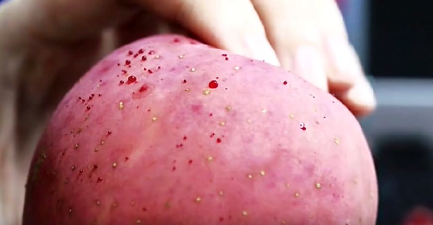 嚇懵！女子用熱水泡蘋果結(jié)果冒出血珠 咋回事？