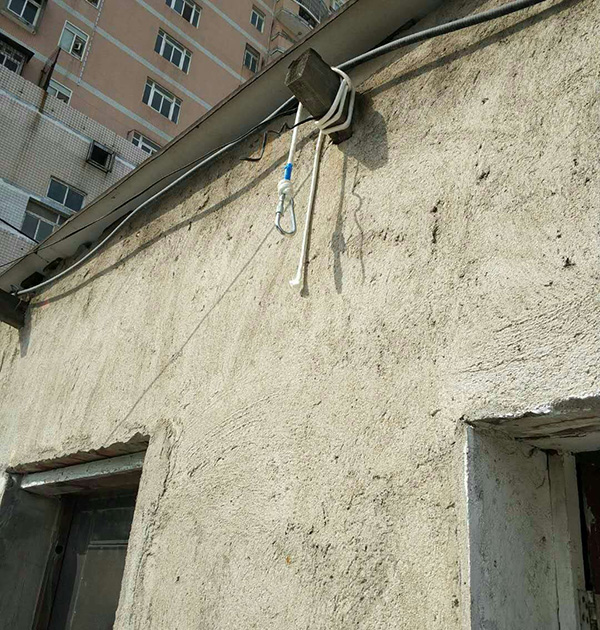 懸掛的登山繩子和房梁。