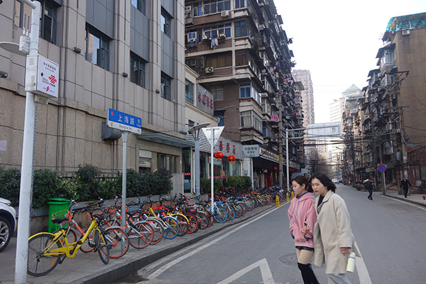 上海路的兩邊，大多是一些老房子。