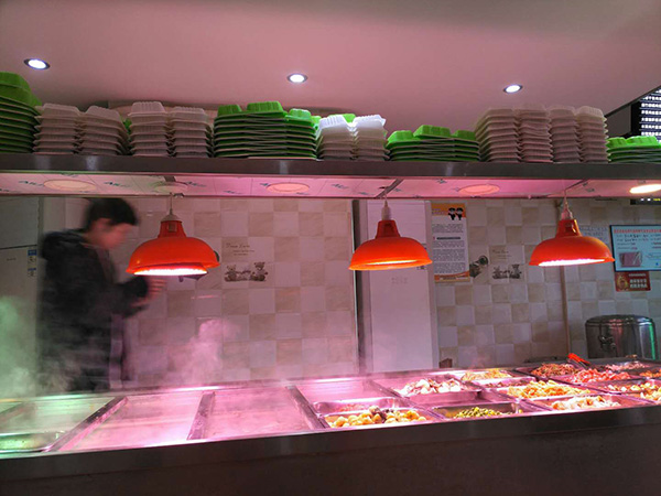 羅正宇經(jīng)常去的炸醬面館，中午和晚上有盒飯吃。