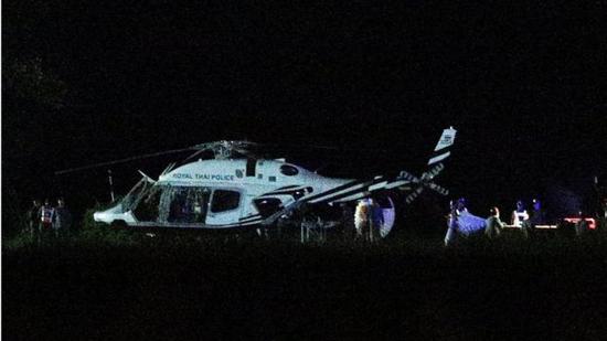 直升機(jī)護(hù)送被救少年。（圖：路透社）