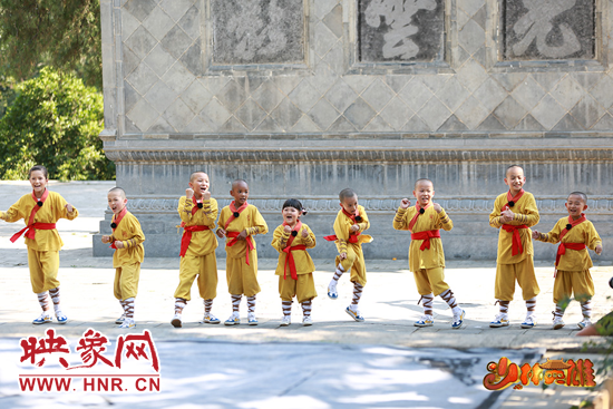 九個(gè)萌娃玩耍 九個(gè)萌娃玩耍