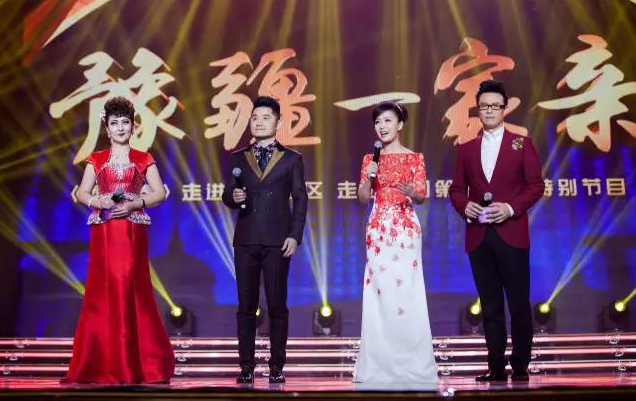 主持人：白燕升、龐曉戈、關(guān)楓、熱娜·古麗（從右到左）