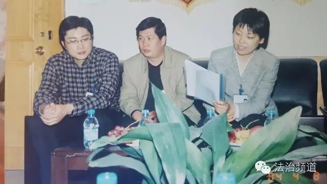 右一為時(shí)任團(tuán)支部書(shū)記李玉潔和主持人張世彬等討論研究案情 右一為時(shí)任團(tuán)支部書(shū)記李玉潔和主持人張世彬等討論研究案情