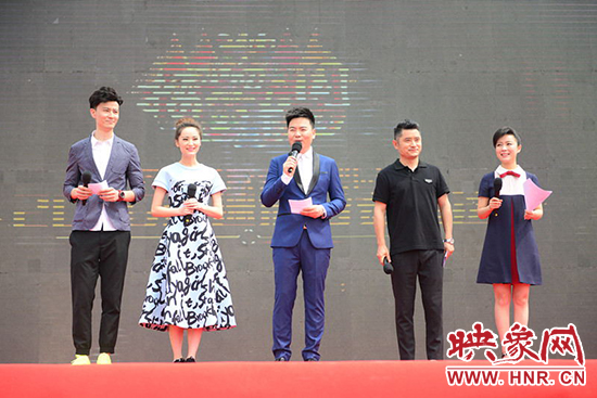 電視臺(tái)主持人與電臺(tái)主播搭檔主持，讓人耳目一新