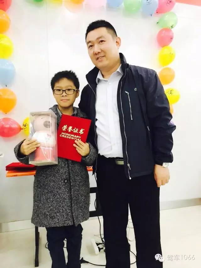 我是小小銀行家，來(lái)跟行長(zhǎng)合個(gè)影哦