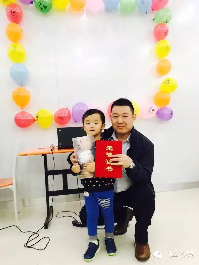 我是小小銀行家，來(lái)跟行長(zhǎng)合個(gè)影哦