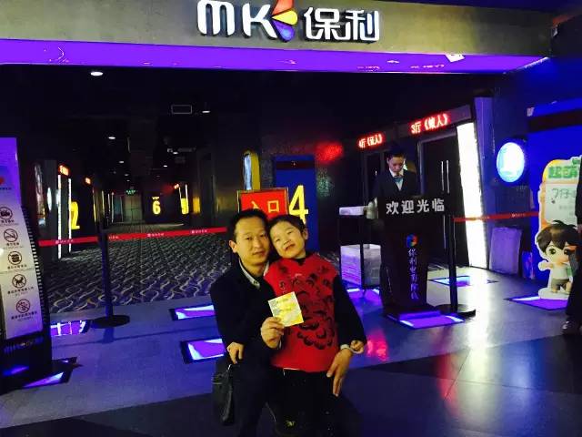 再來看兩個萌娃，表情都好有戲！