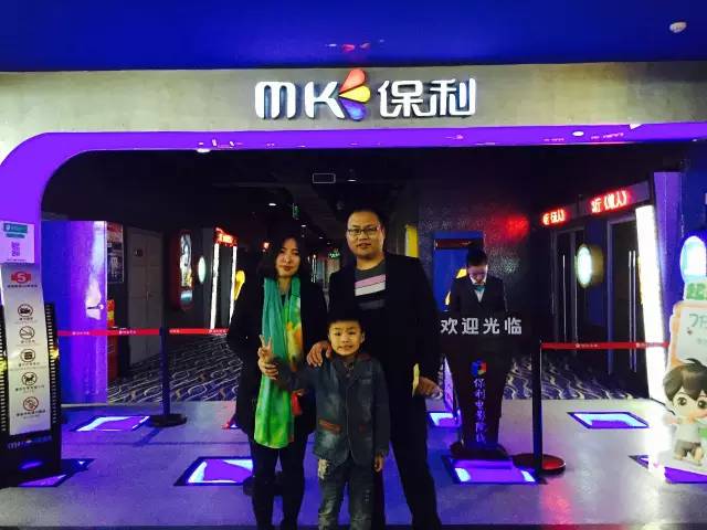 再來看兩個萌娃，表情都好有戲！