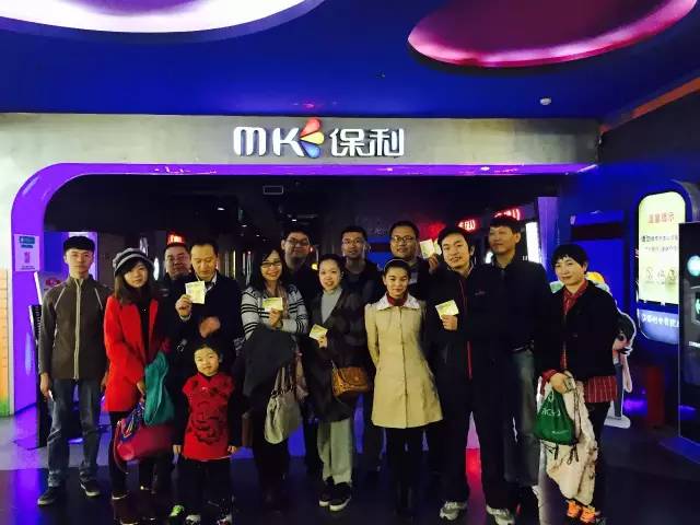 來張“全家?！保她R了，我們準(zhǔn)備進場嘍