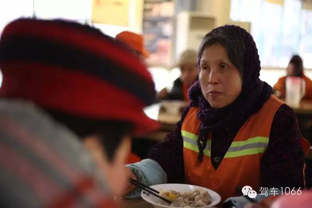 部分環(huán)衛(wèi)工在下班后來到76人老燴面吃到熱乎乎的餃子。