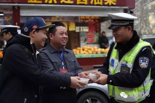 新華社攝影記者李博，也隨我們1066小分隊一路同行他也為我們記錄下了一幕幕溫暖的瞬間。