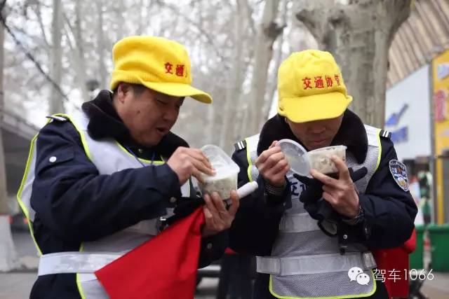 1066小分隊和志愿者來到金水路文化路，給這里執(zhí)勤的交警和協(xié)管送去暖心餃子。