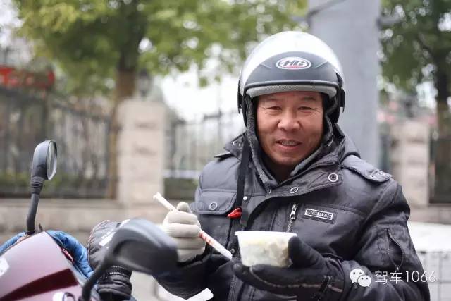 1066小分隊來到紫荊山（摩的司機、出租車司機、市民)，給他們送去餃子。