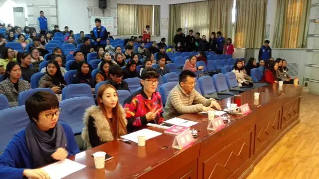 是不是很想讓Seven為你舉牌？