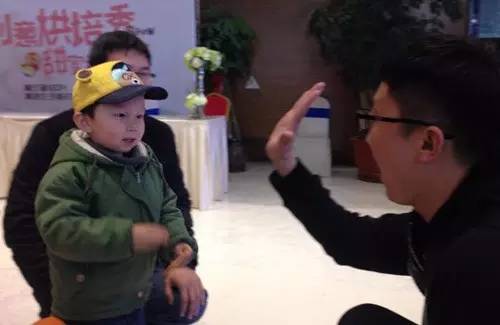 老楊你真心的是童心未泯啊，來，跟叔叔Give Me Five！