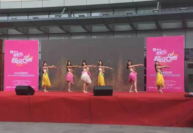 伴隨著舞蹈演員們的開(kāi)場(chǎng)，比賽在上午10點(diǎn)半正式拉開(kāi)序幕